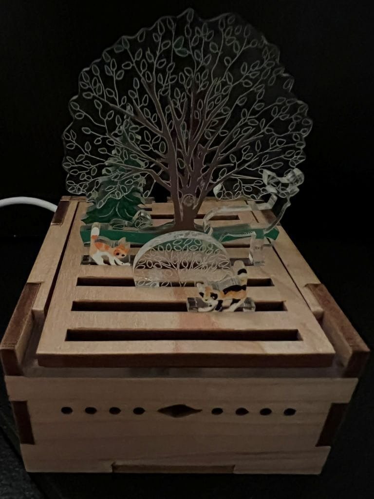 Maple wood box with kittens and deer in forest scene